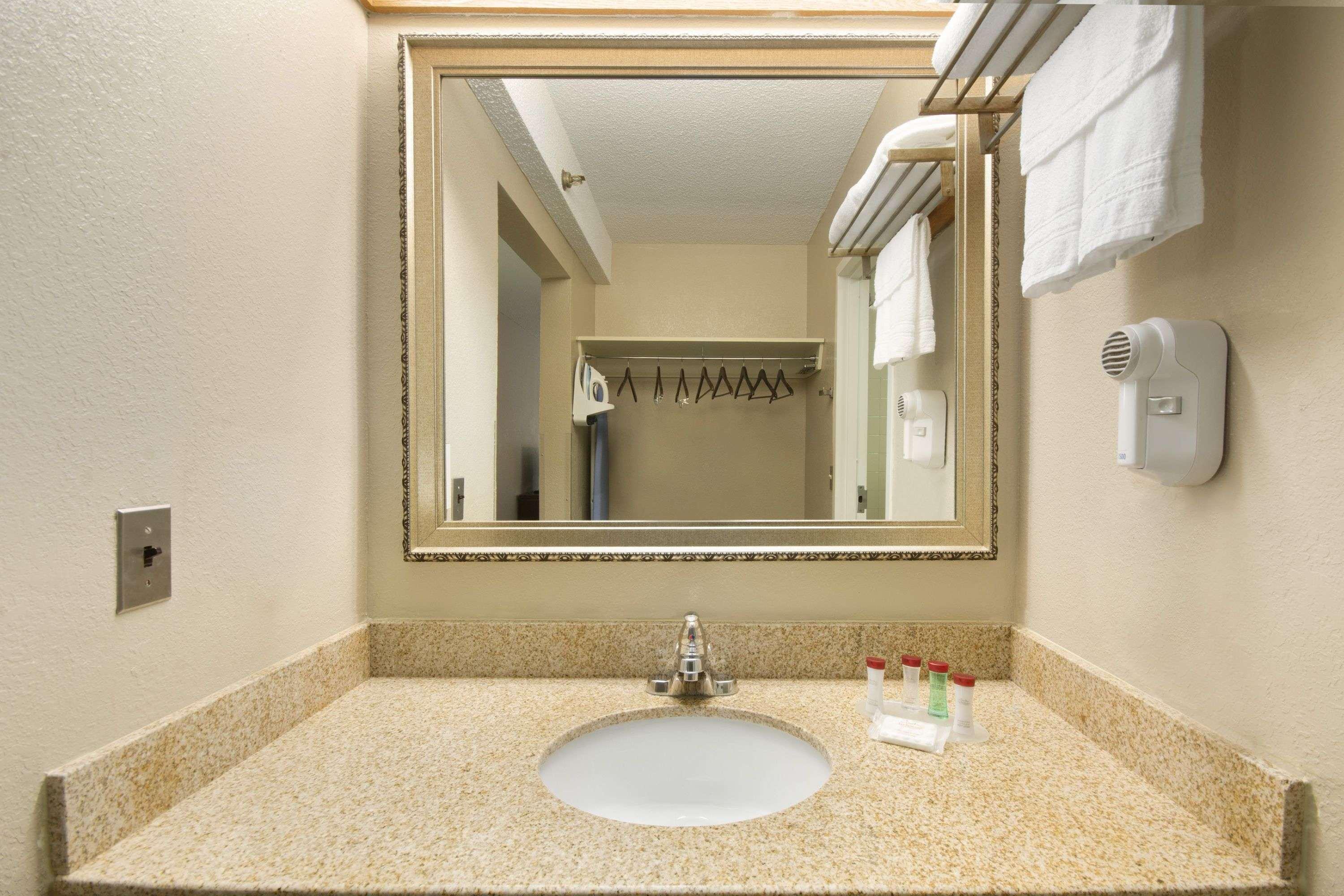 Ramada By Wyndham Raleigh Hotel Buitenkant foto
