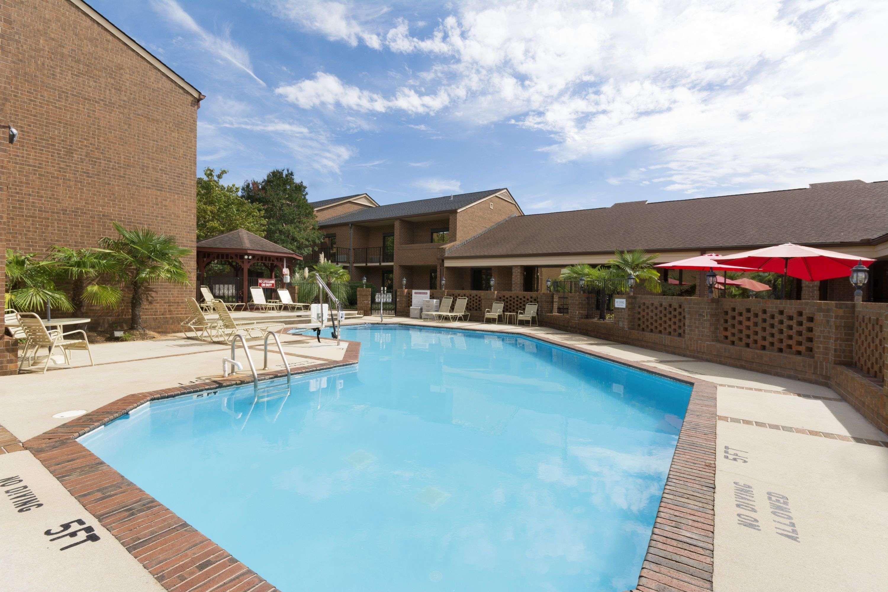 Ramada By Wyndham Raleigh Hotel Buitenkant foto